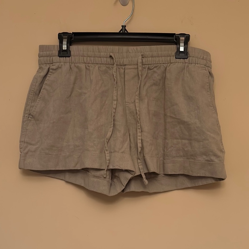 NWT Old Navy Mid Rise Casual Tan Women's‎ Shorts Size Medium